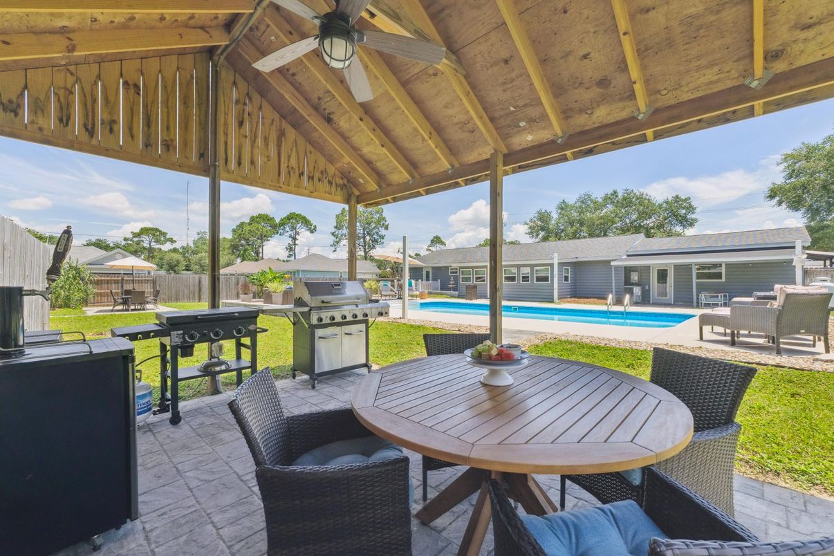 Exterior, Outdoor Kitchen, Pool