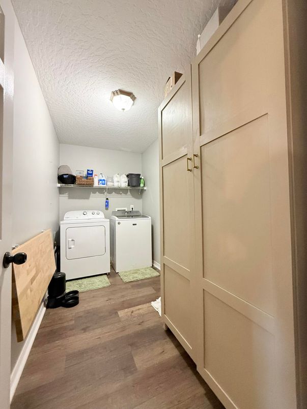 Interior, Washer, Wood Texture Flooring