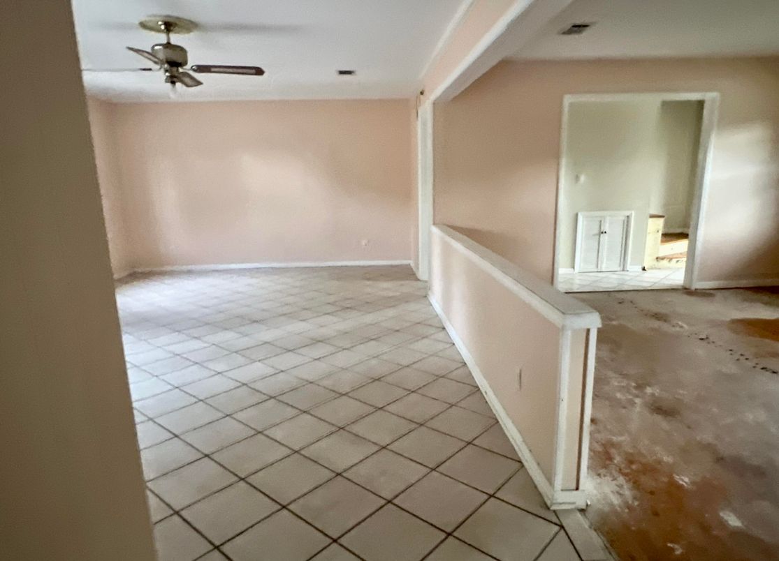 Empty room, Interior