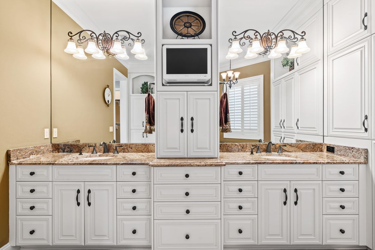 Bathroom, Dual Sink Vanities, Interior