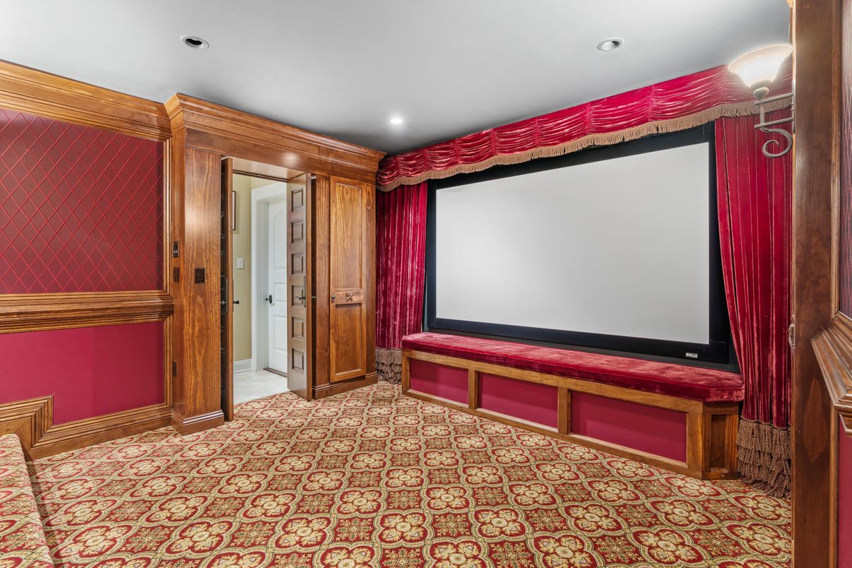 Interior, Projection Screen, Recessed Lighting, Theatre Room