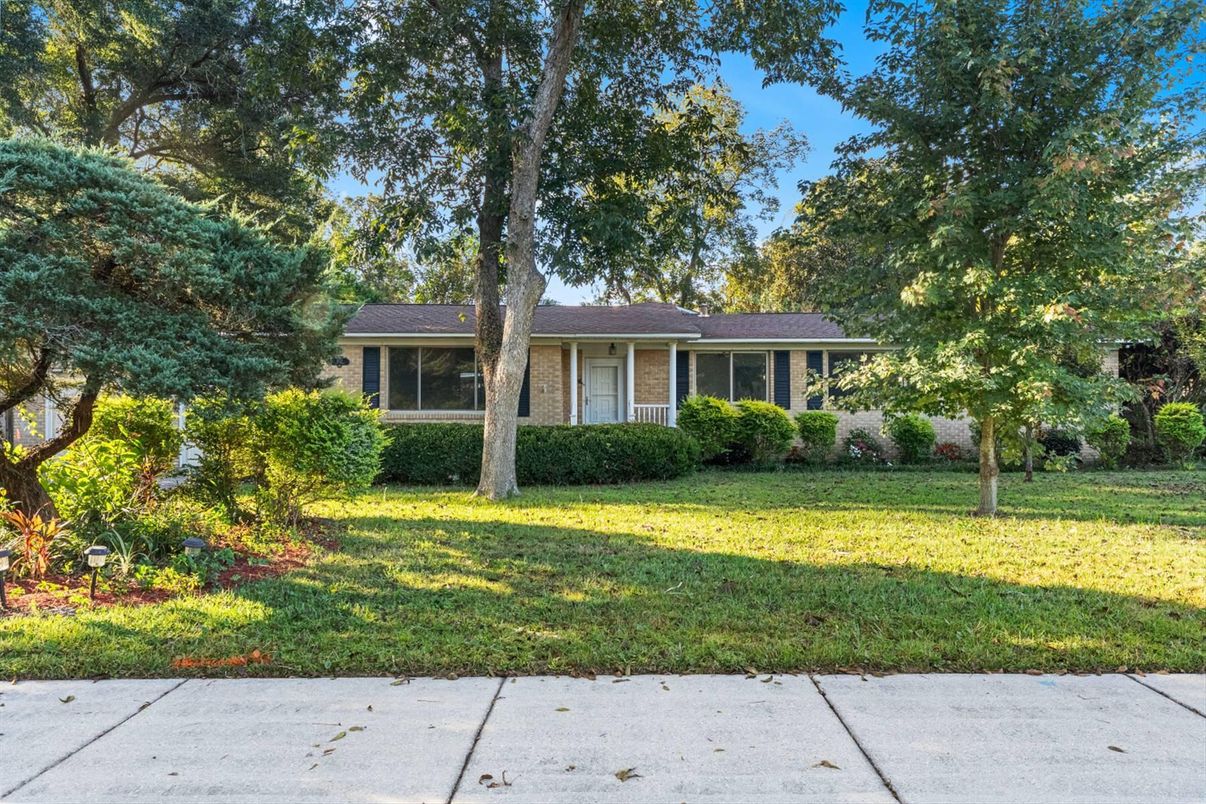 Exterior, Facade, Brick Facade, Ranch