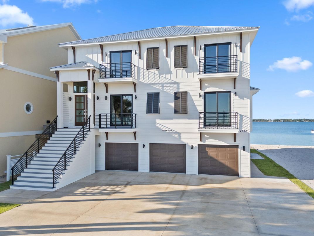 Attached, Exterior, Facade, Water, Modern