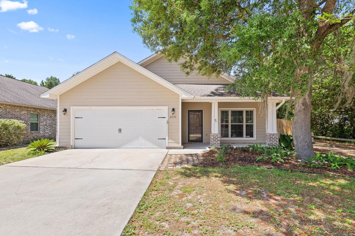 Attached, Exterior, Facade, Ranch