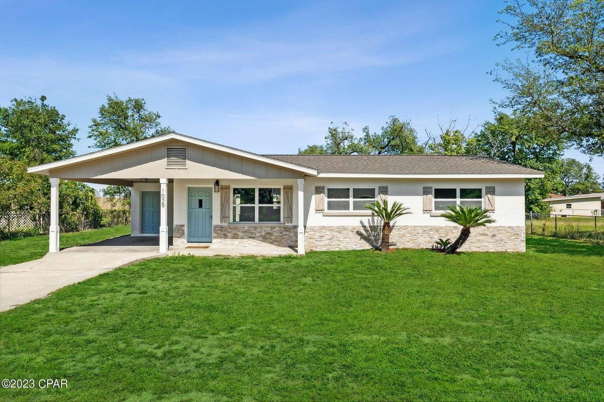 Backyard, Exterior, Facade, Ranch