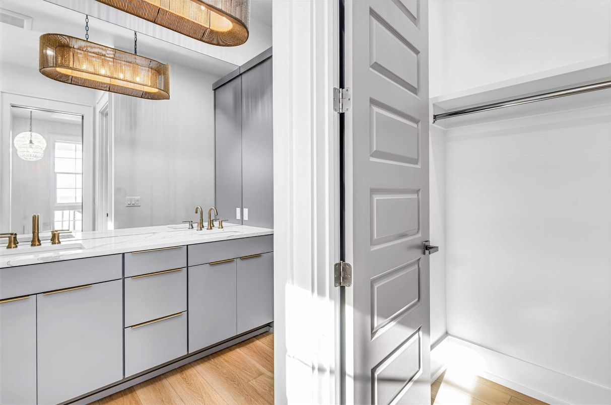 Bathroom, Interior, Pendant Lights, Wood Texture Flooring