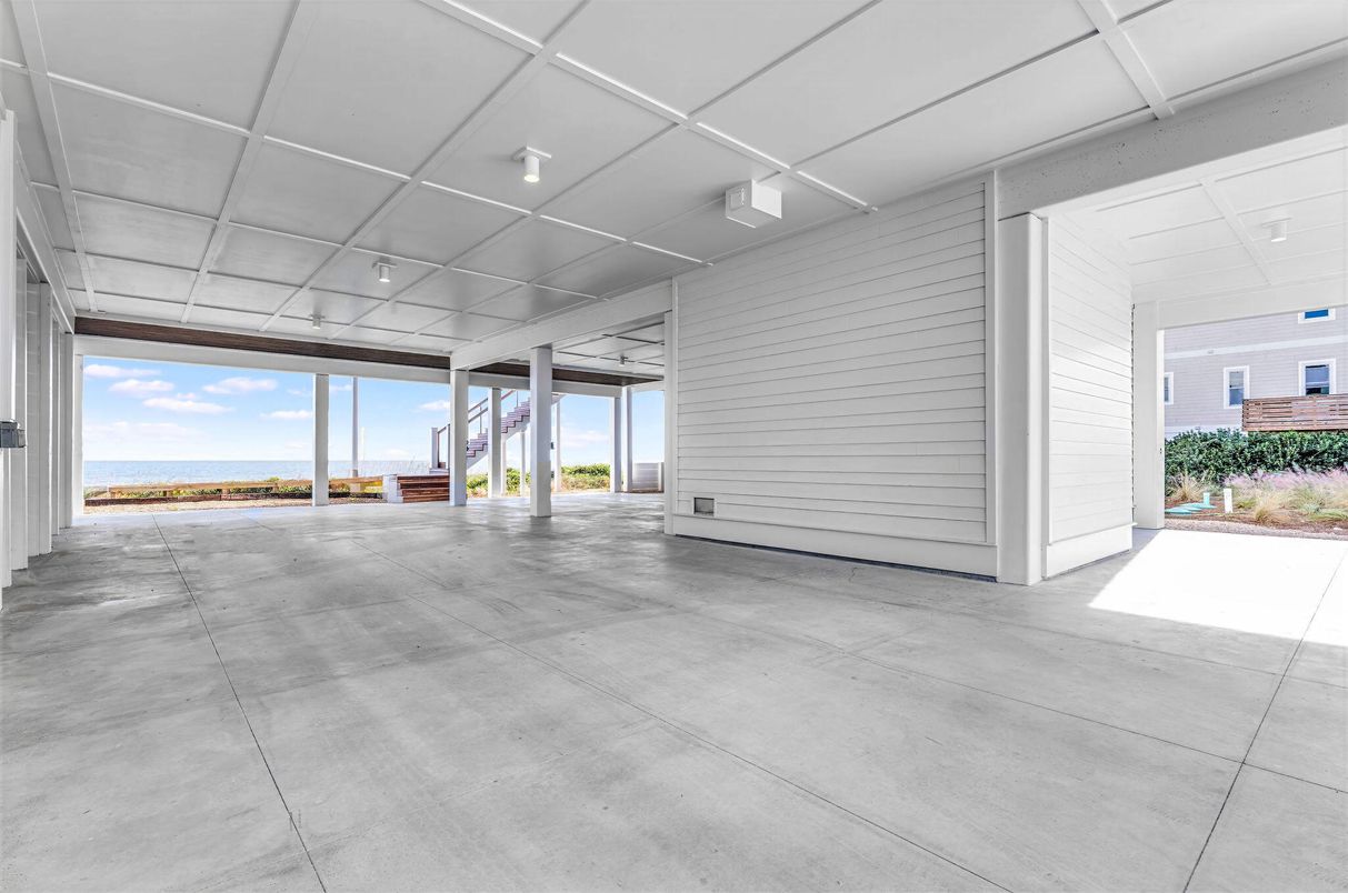 Empty room, Interior, Water