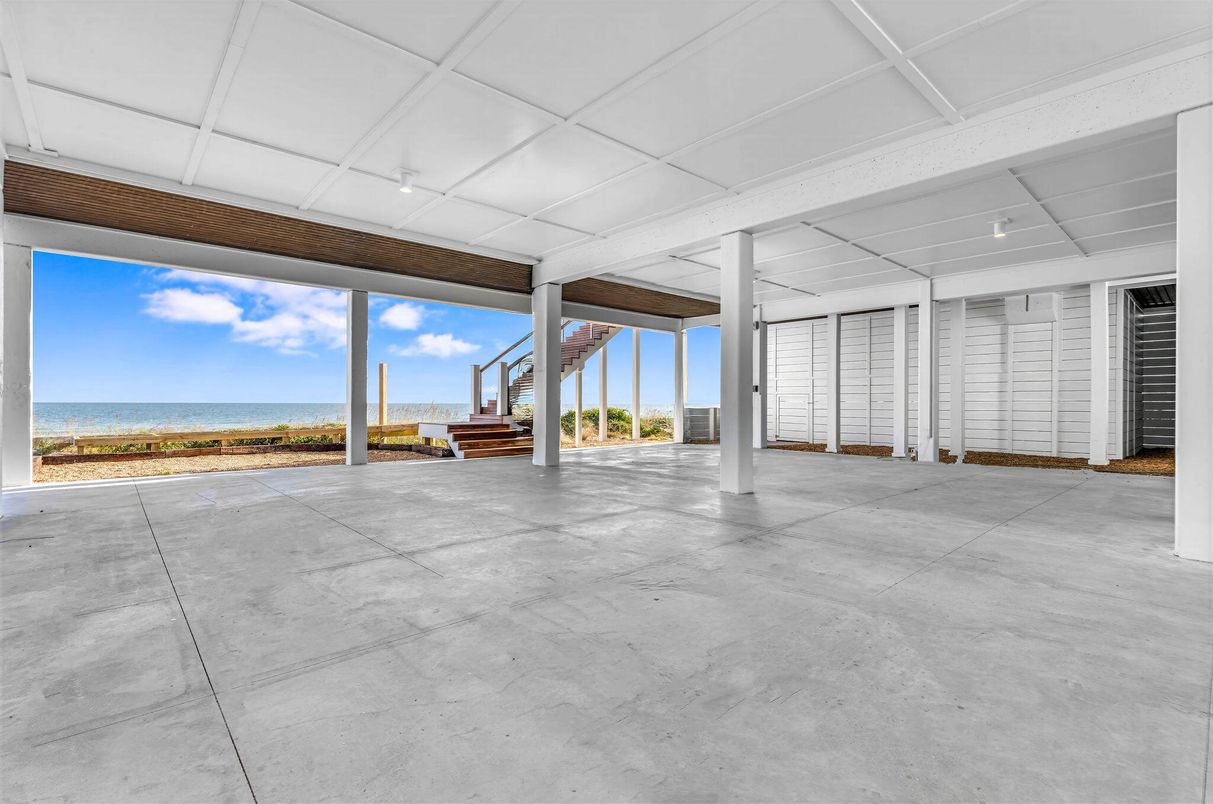 Empty room, Interior, Water