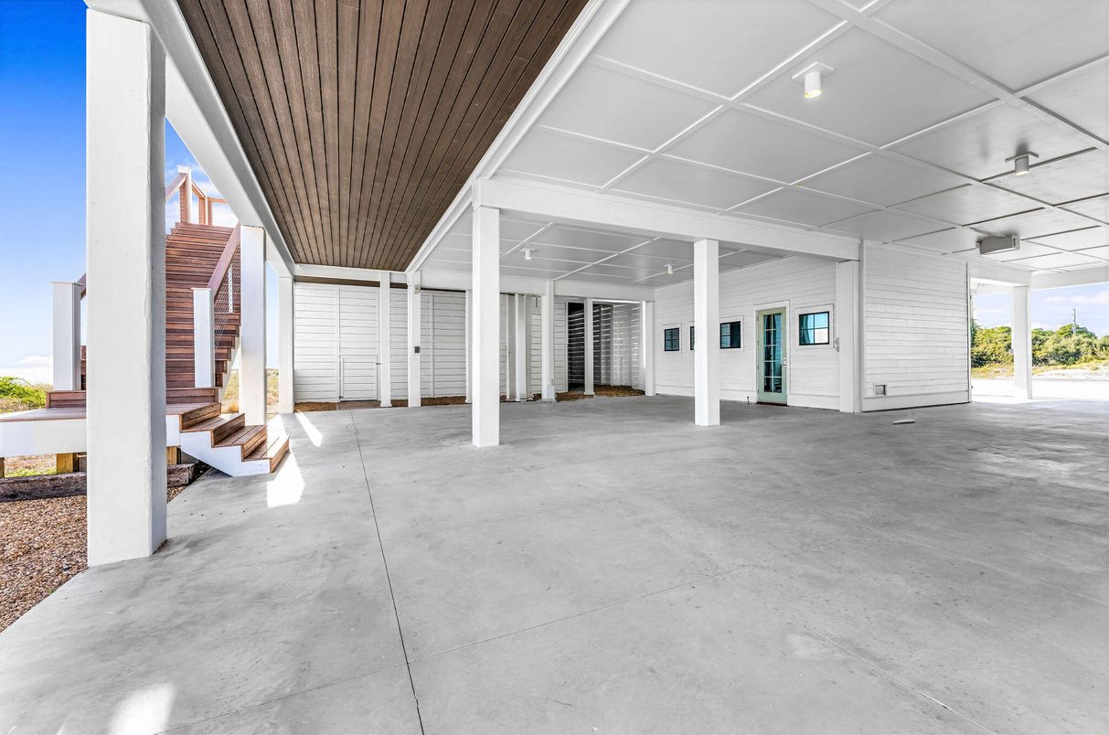 Empty room, Exterior