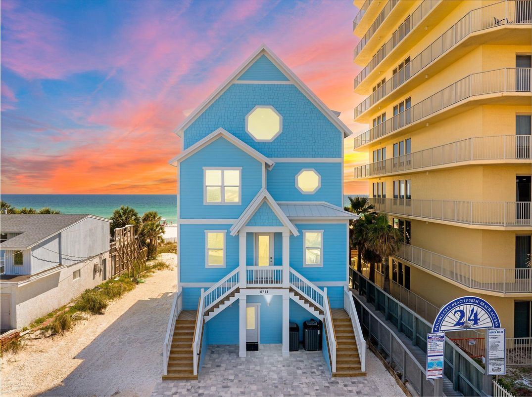 Exterior, Facade, Water, Queen Anne Victorian