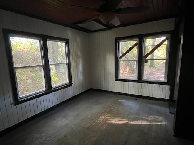 Empty room, Interior, Wooden Ceilings