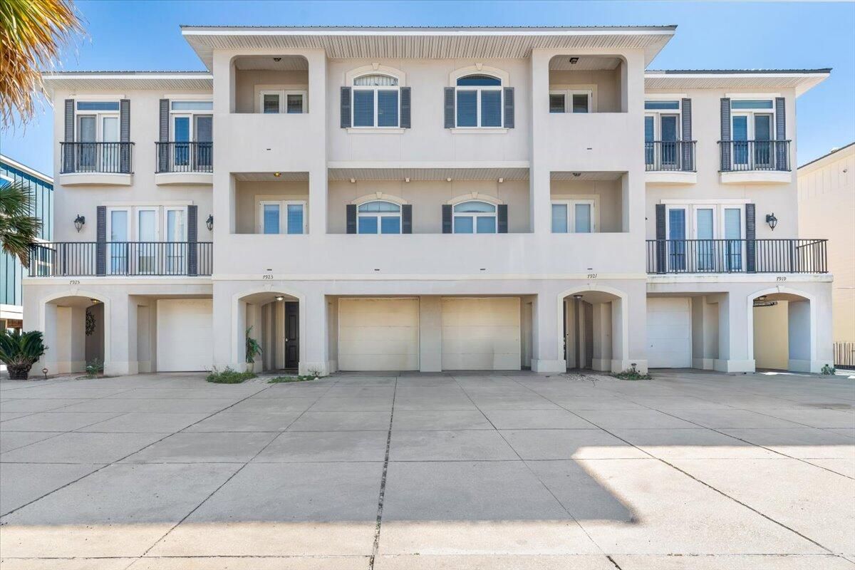 Attached, Exterior, Facade, Rowhouse