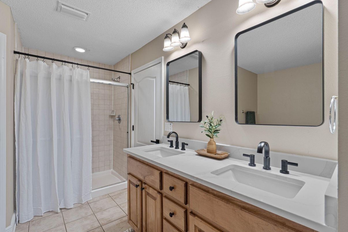 Bathroom, Dual Sink Vanities, Interior, Recessed Lighting