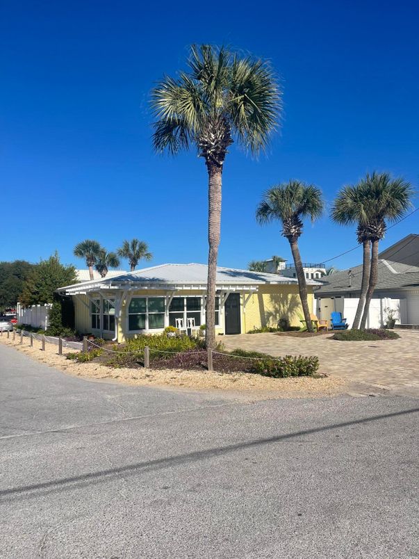 Exterior, Facade, Ranch