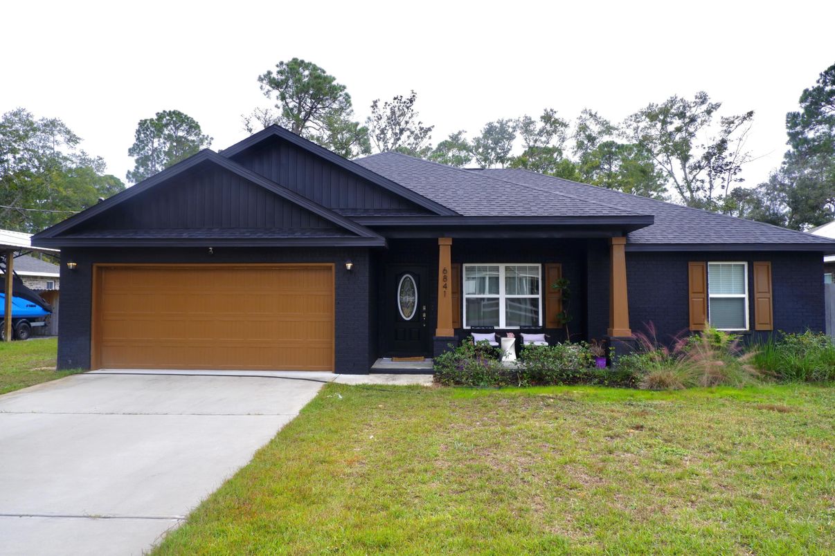 Attached, Exterior, Facade, Ranch