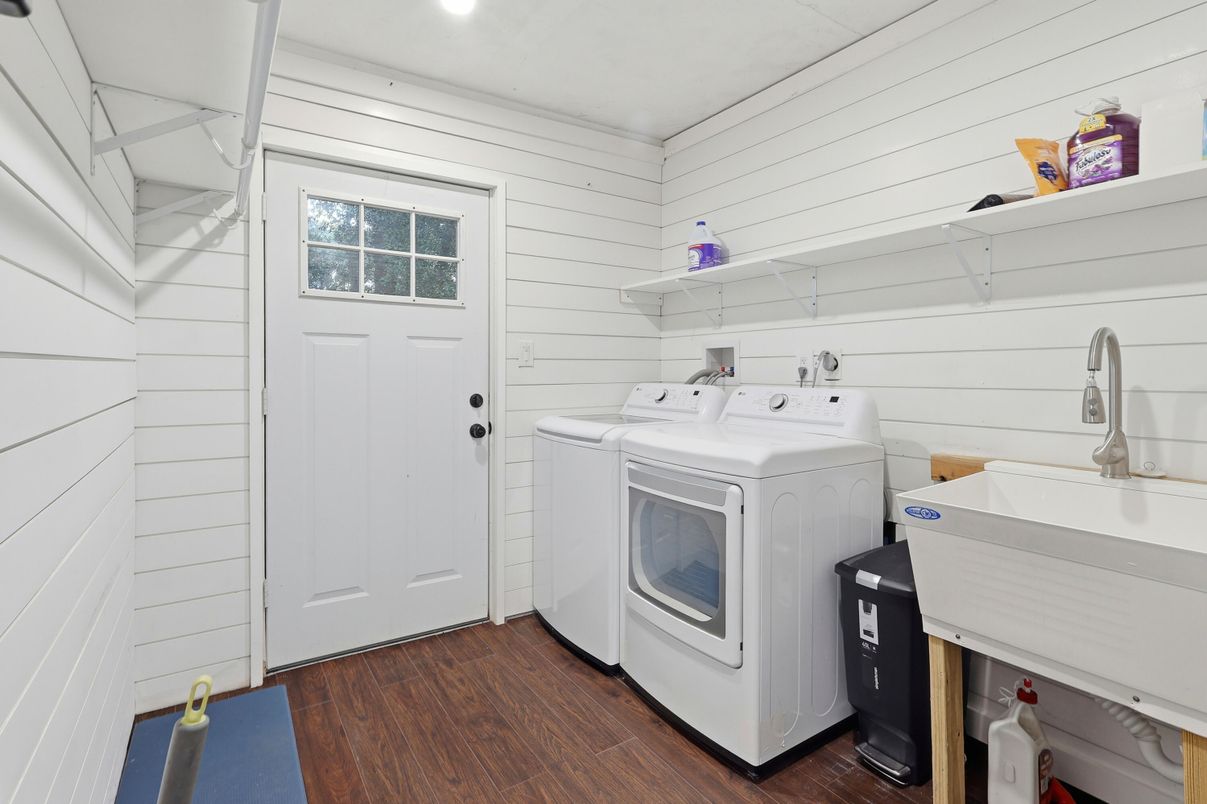 Interior, Recessed Lighting, Washer, Wood Texture Flooring