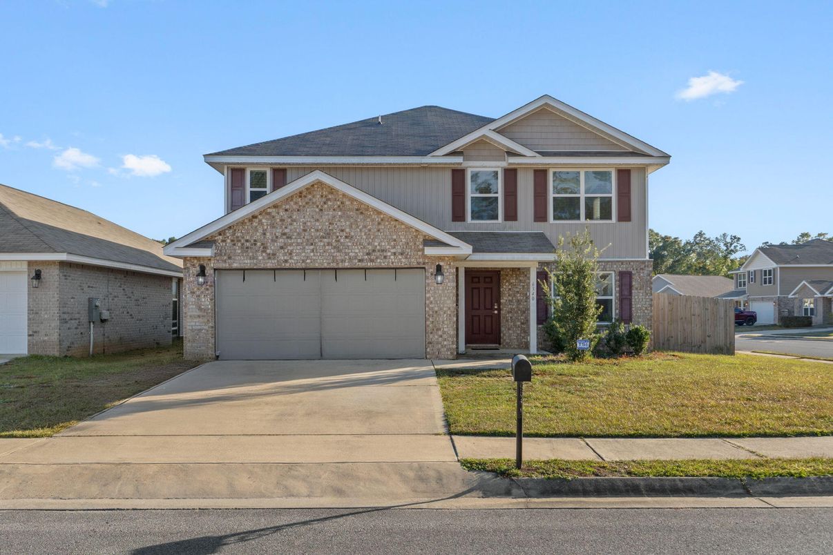 Attached, Exterior, Facade, American Craftsman