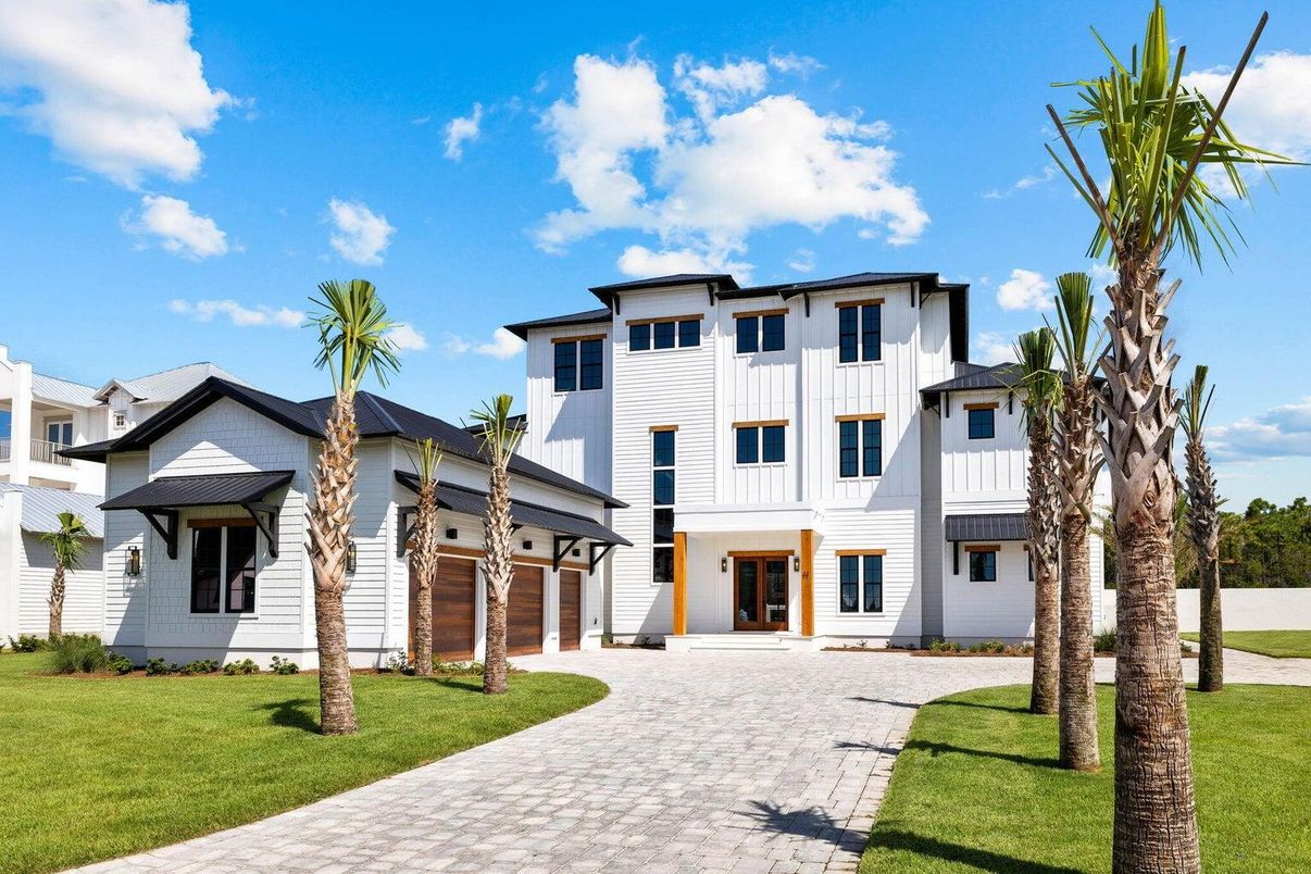 Attached, Exterior, Facade, Farmhouse