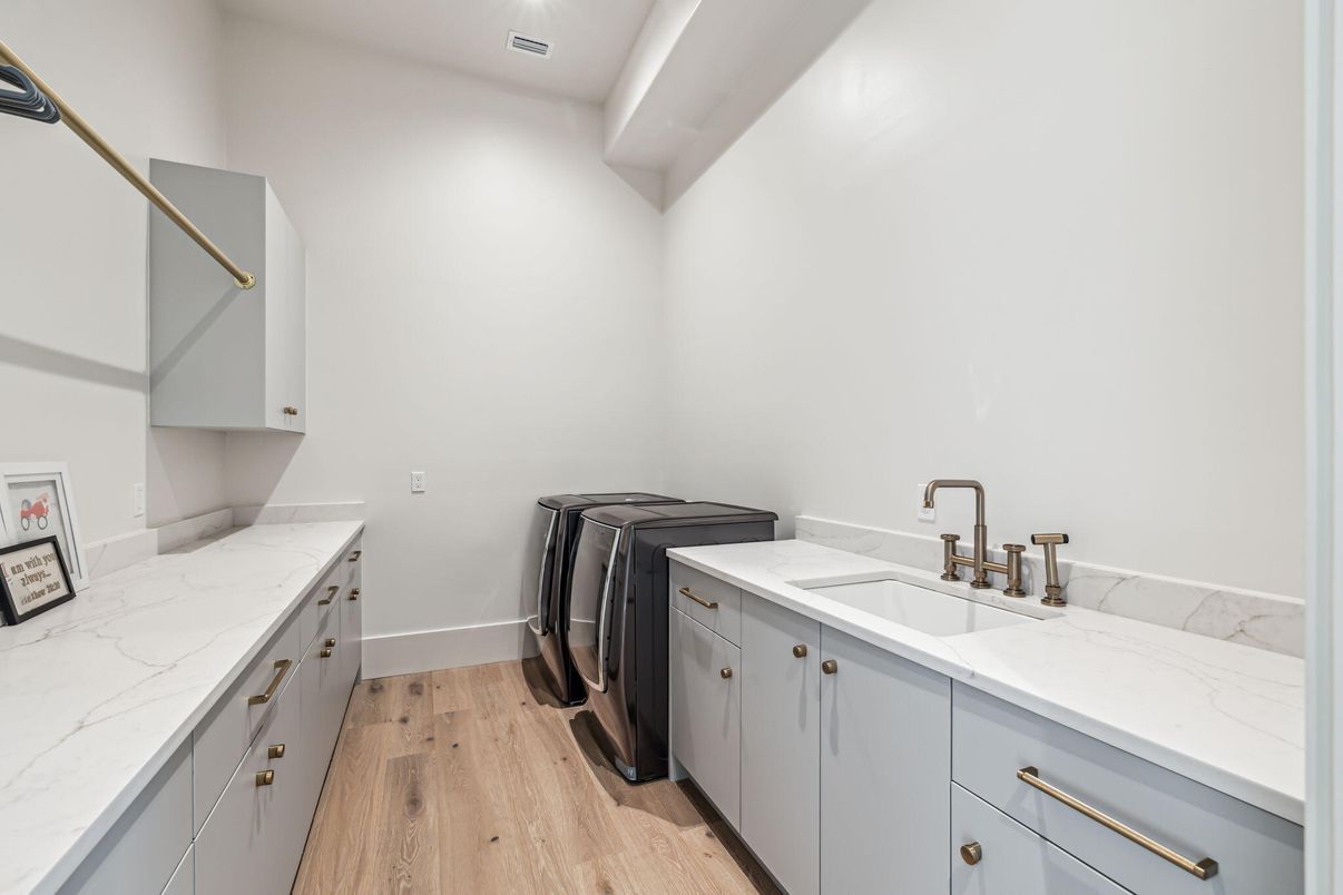 Interior, Recessed Lighting, Washer, Wood Texture Flooring