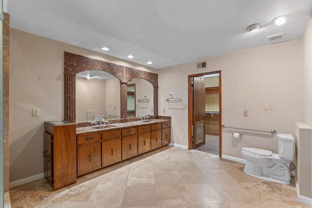 Bathroom, Dual Sink Vanities, Interior, Recessed Lighting