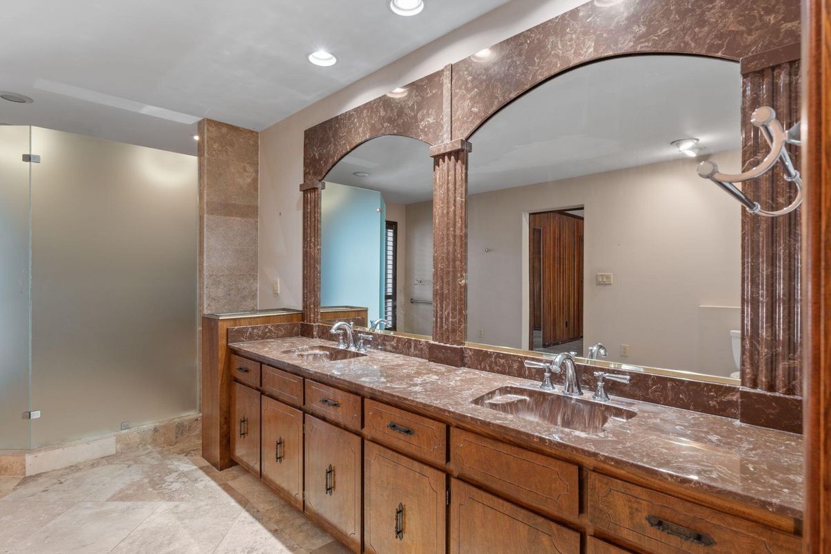 Bathroom, Dual Sink Vanities, Interior, Recessed Lighting