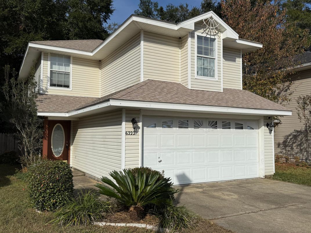 Attached, Exterior, Facade, American Craftsman