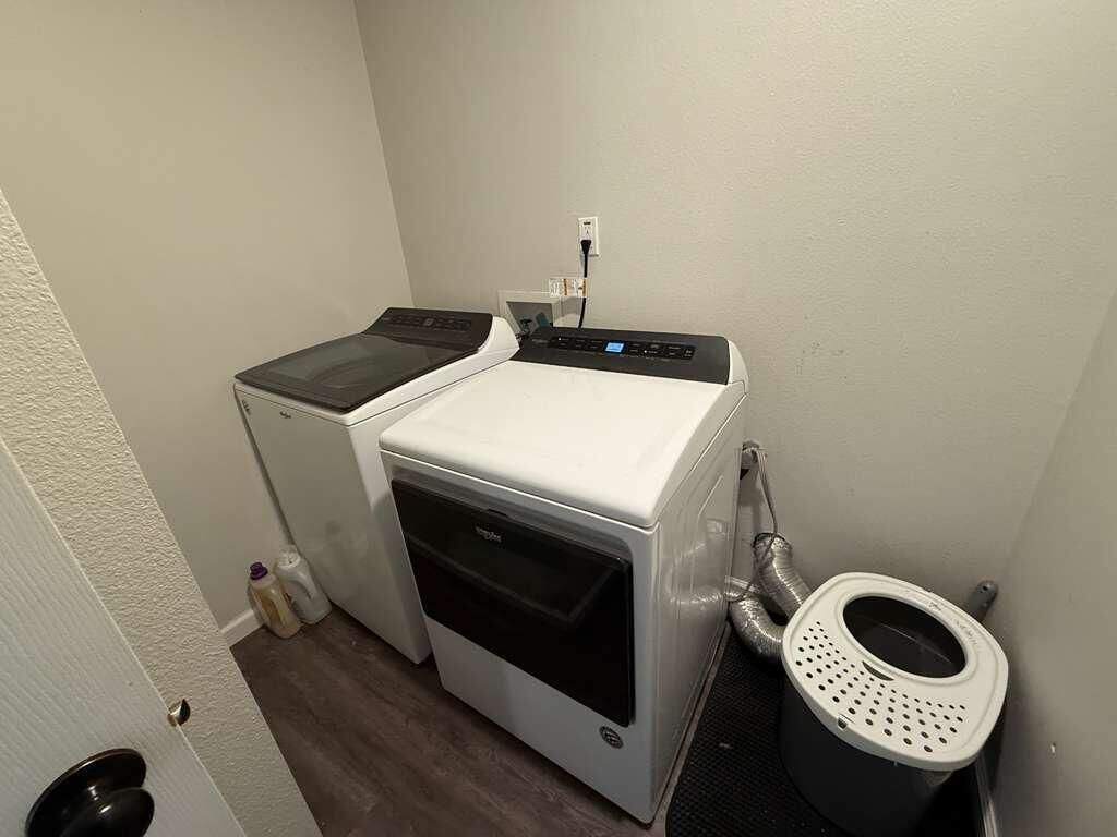 Interior, Washer, Wood Texture Flooring