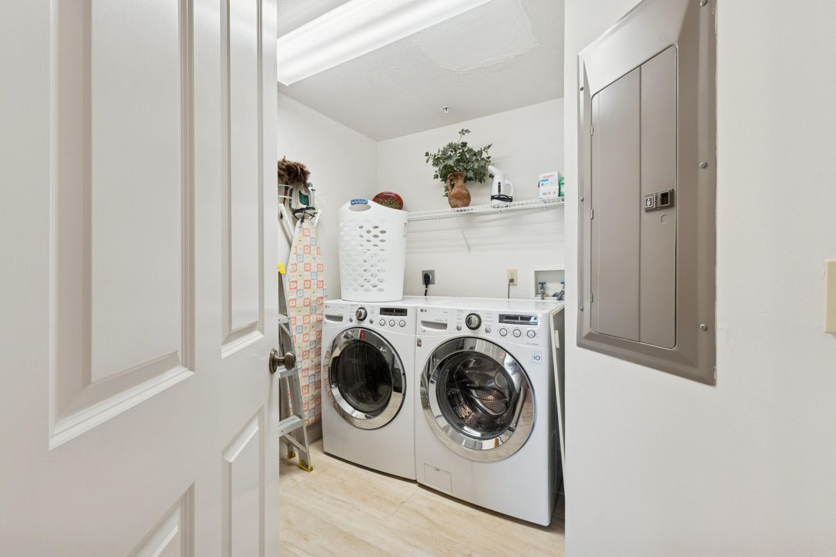 Interior, Washer, Wood Texture Flooring