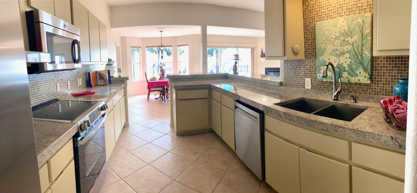 Chandelier, Dining room, Interior, Kitchen, Pendant Lights, Stainless Steel Appliances