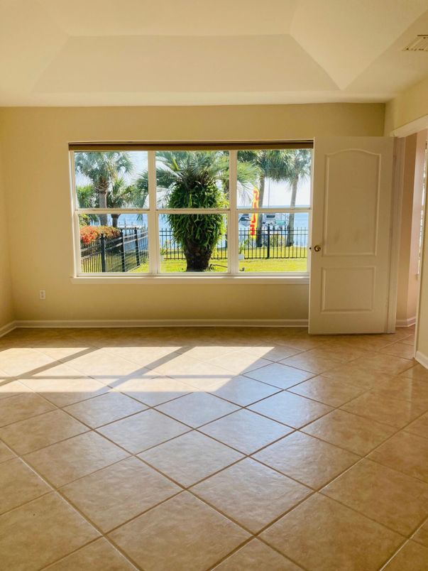 Empty room, Interior, Water