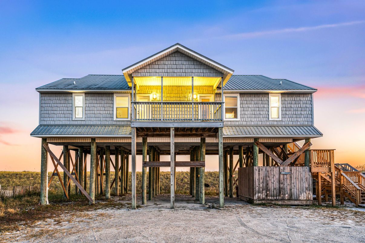 Exterior, Facade, Log Home