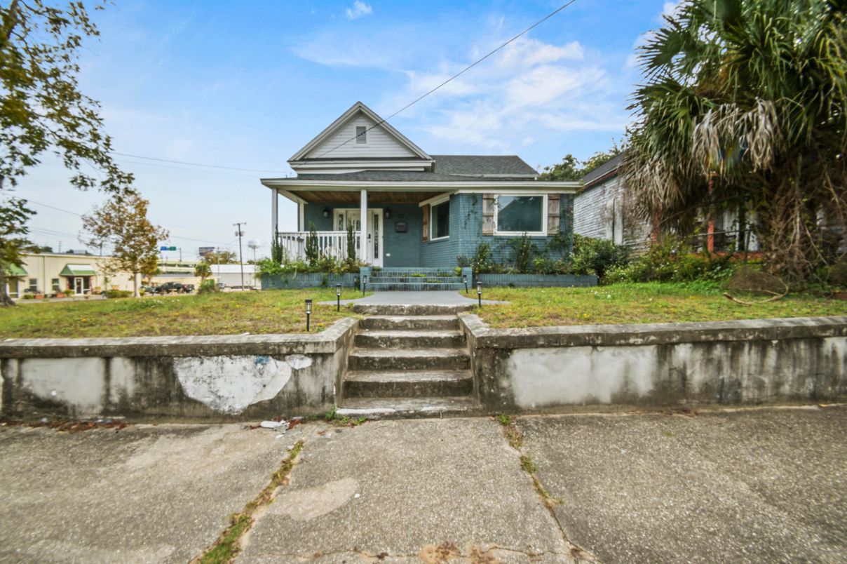 Exterior, Facade, Queen Anne Victorian