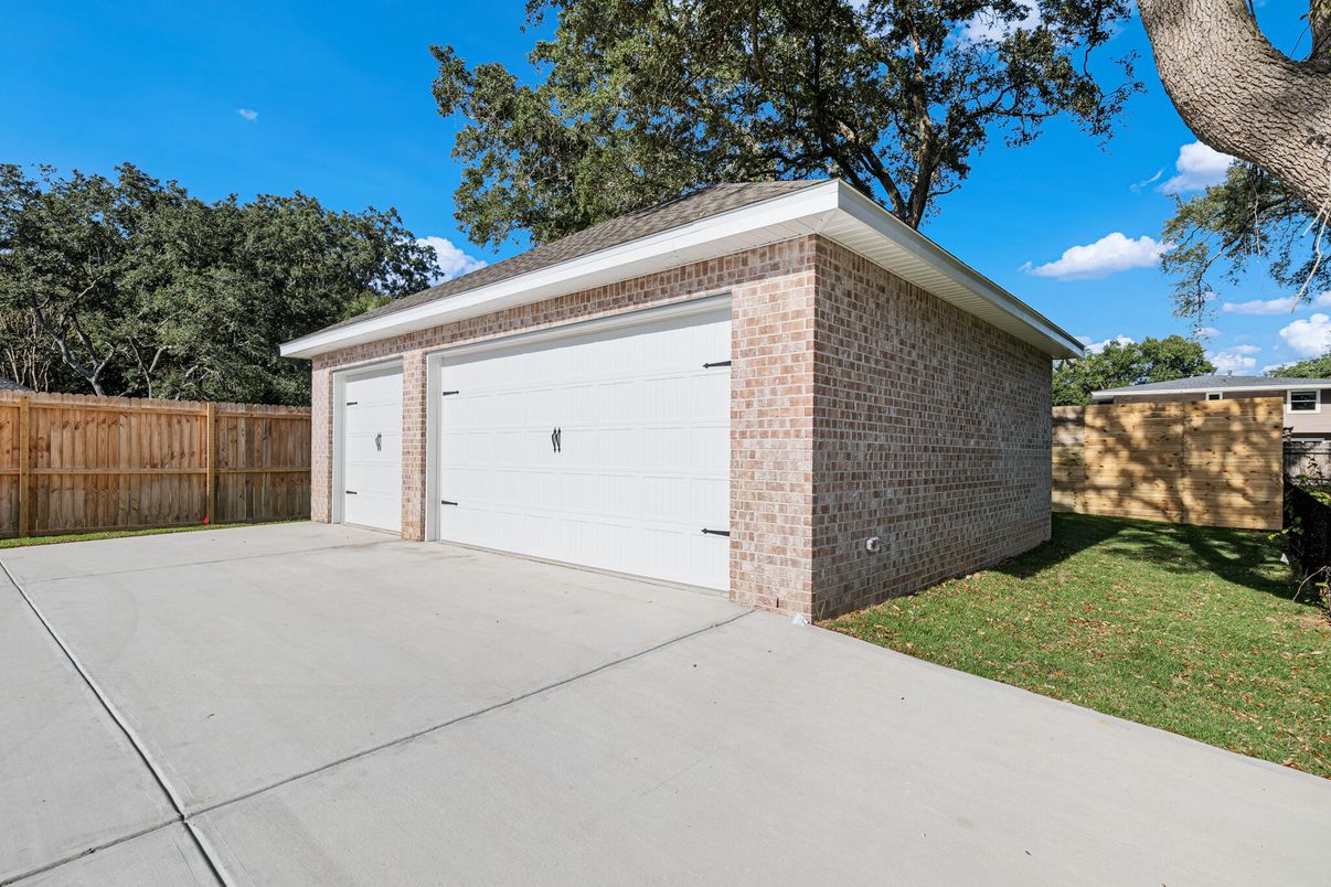 Detached Garage, Exterior