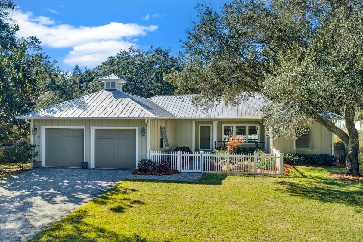 Attached, Exterior, Facade, Ranch