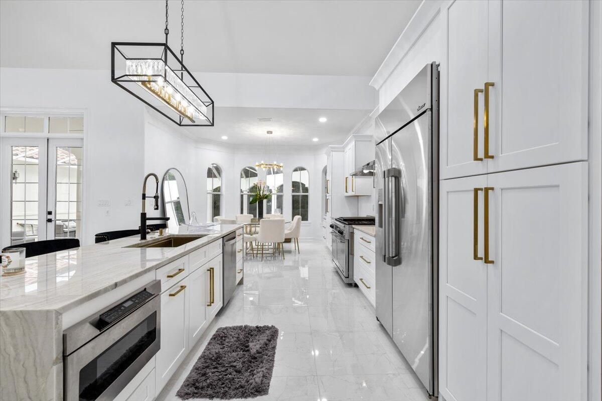Chandelier, Dining room, Interior, Kitchen, Marble, Pendant Lights, Recessed Lighting, Stainless Steel Appliances