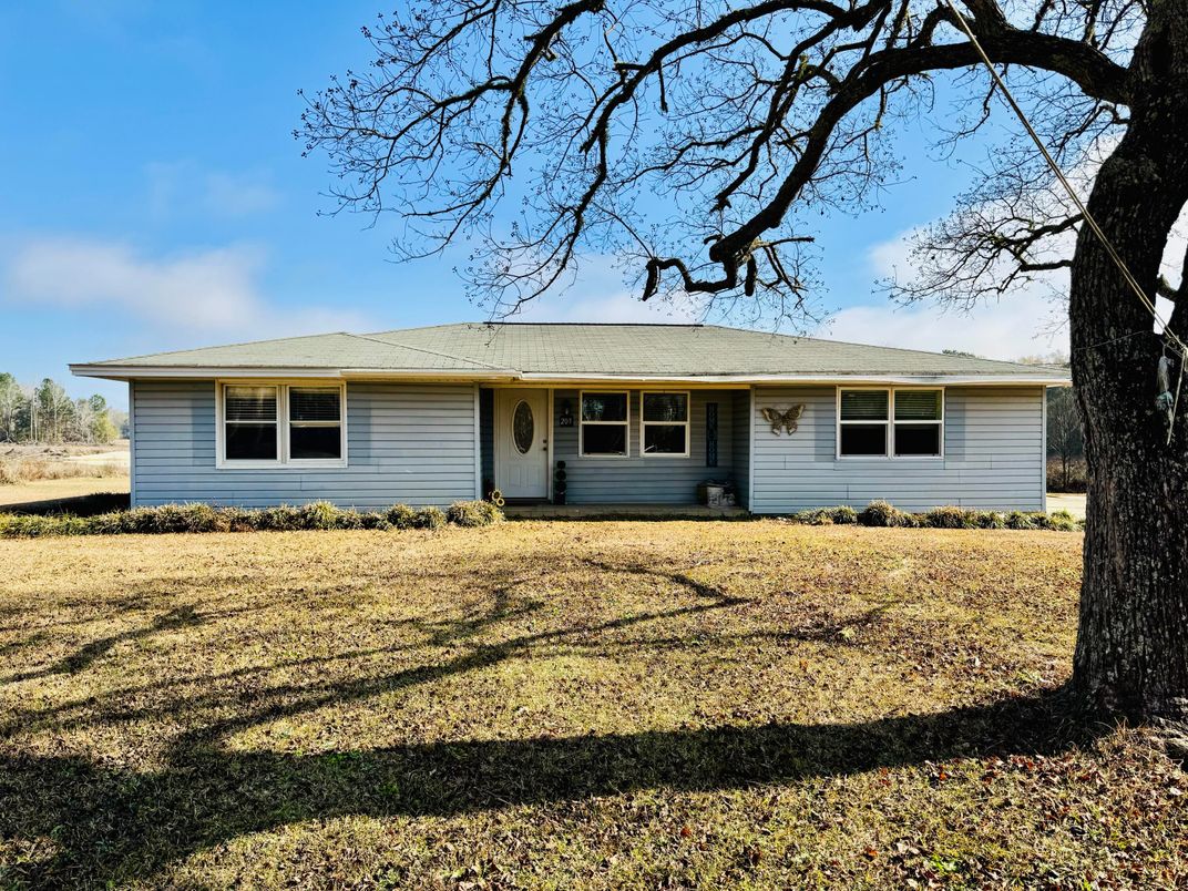 Exterior, Facade, Ranch