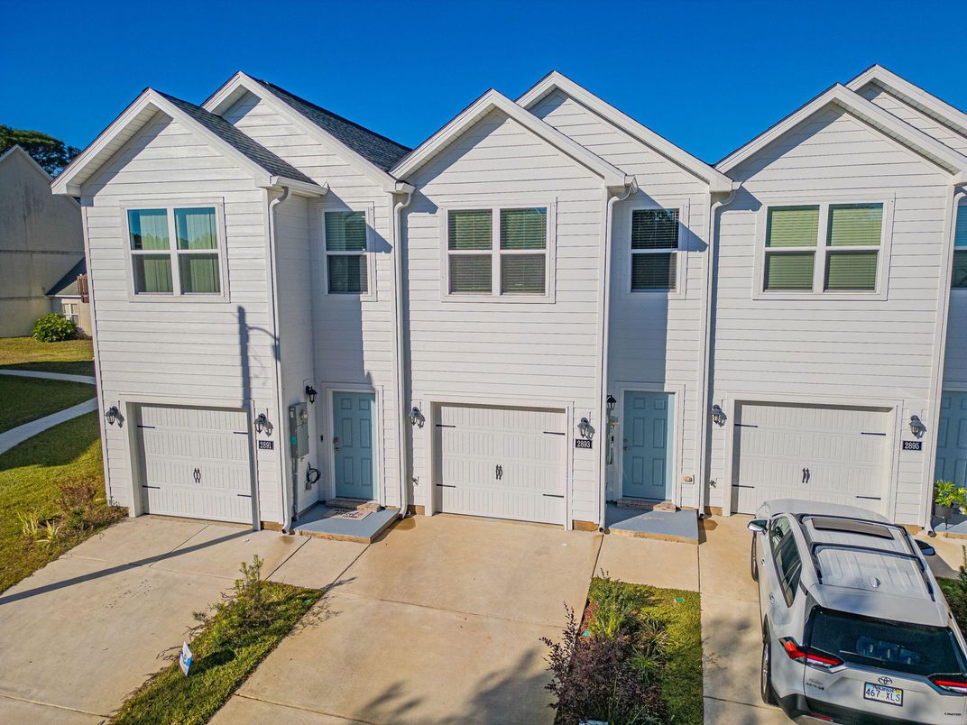 Attached, Exterior, Facade, Rowhouse