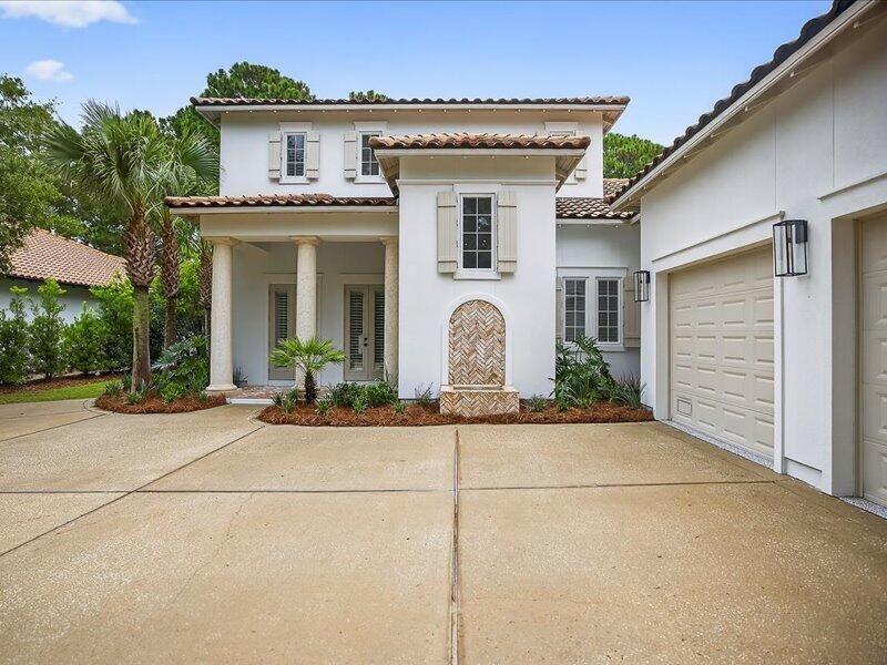 Attached, Exterior, Facade, Mediterranean