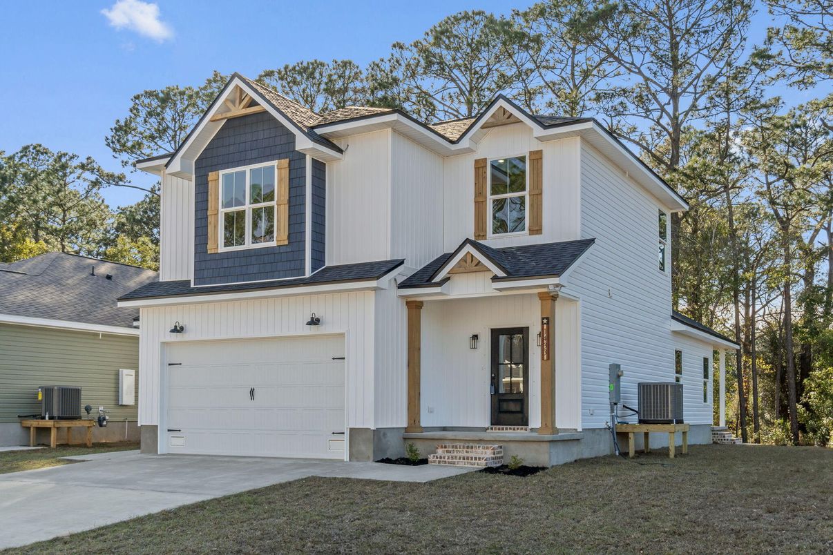 Attached, Exterior, Facade, Farmhouse