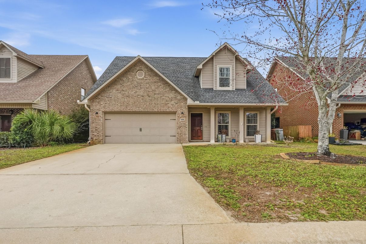 Attached, Exterior, Facade, Brick Traditional