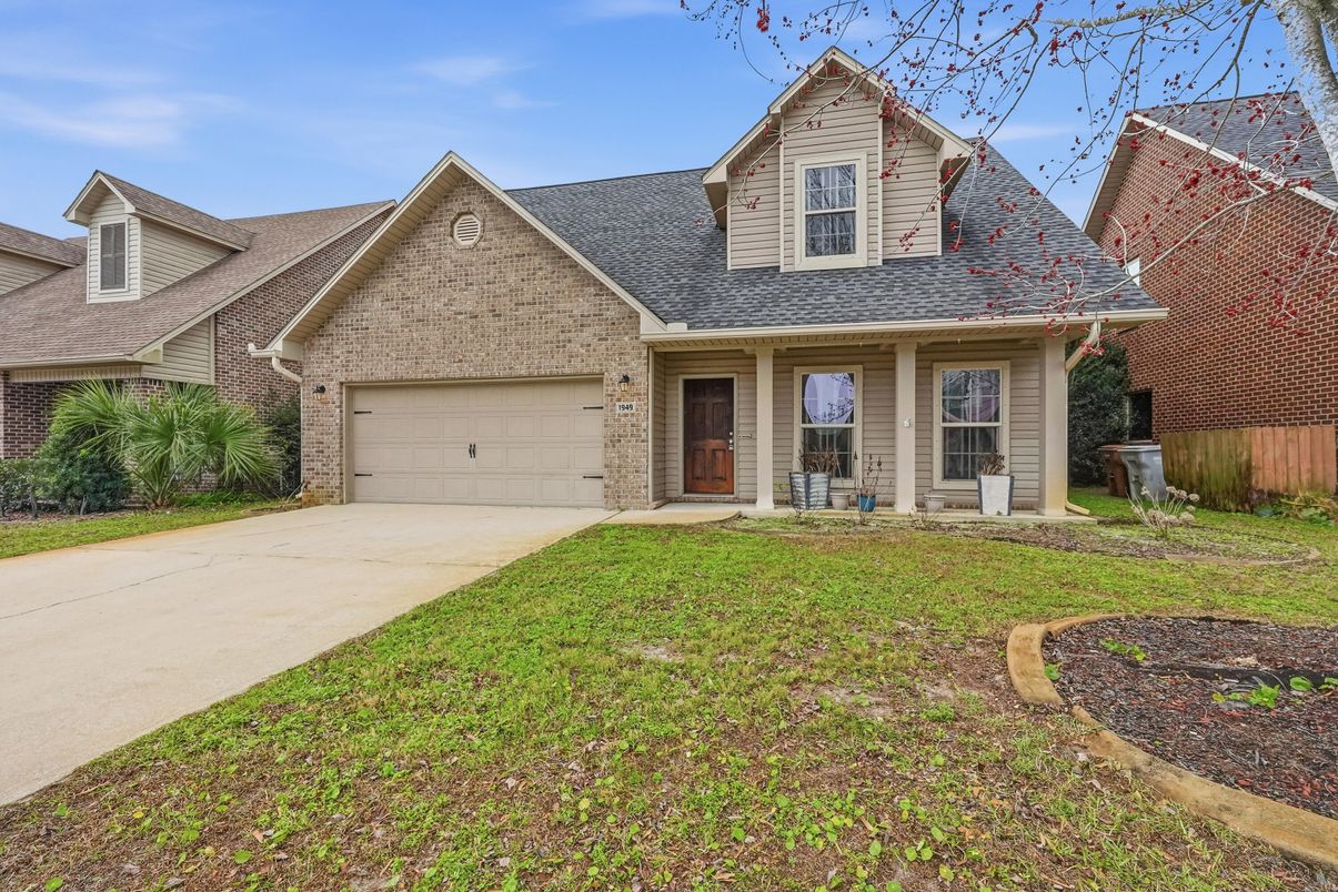 Attached, Exterior, Facade, Cape Cod