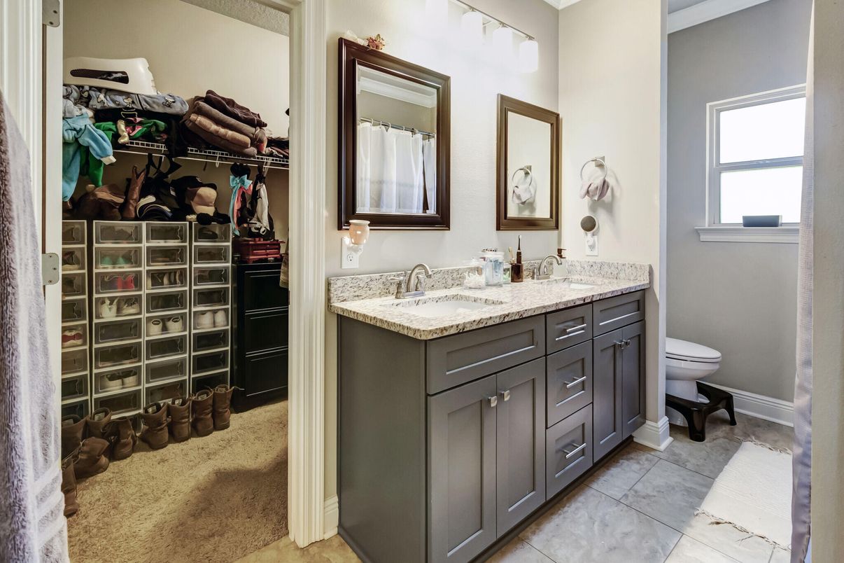 Bathroom, Dual Sink Vanities, Interior
