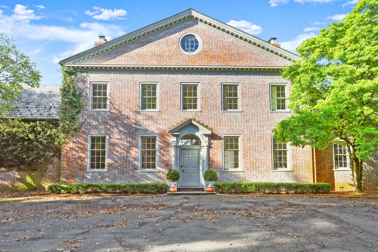 Exterior, Facade, Brick Facade, Georgian