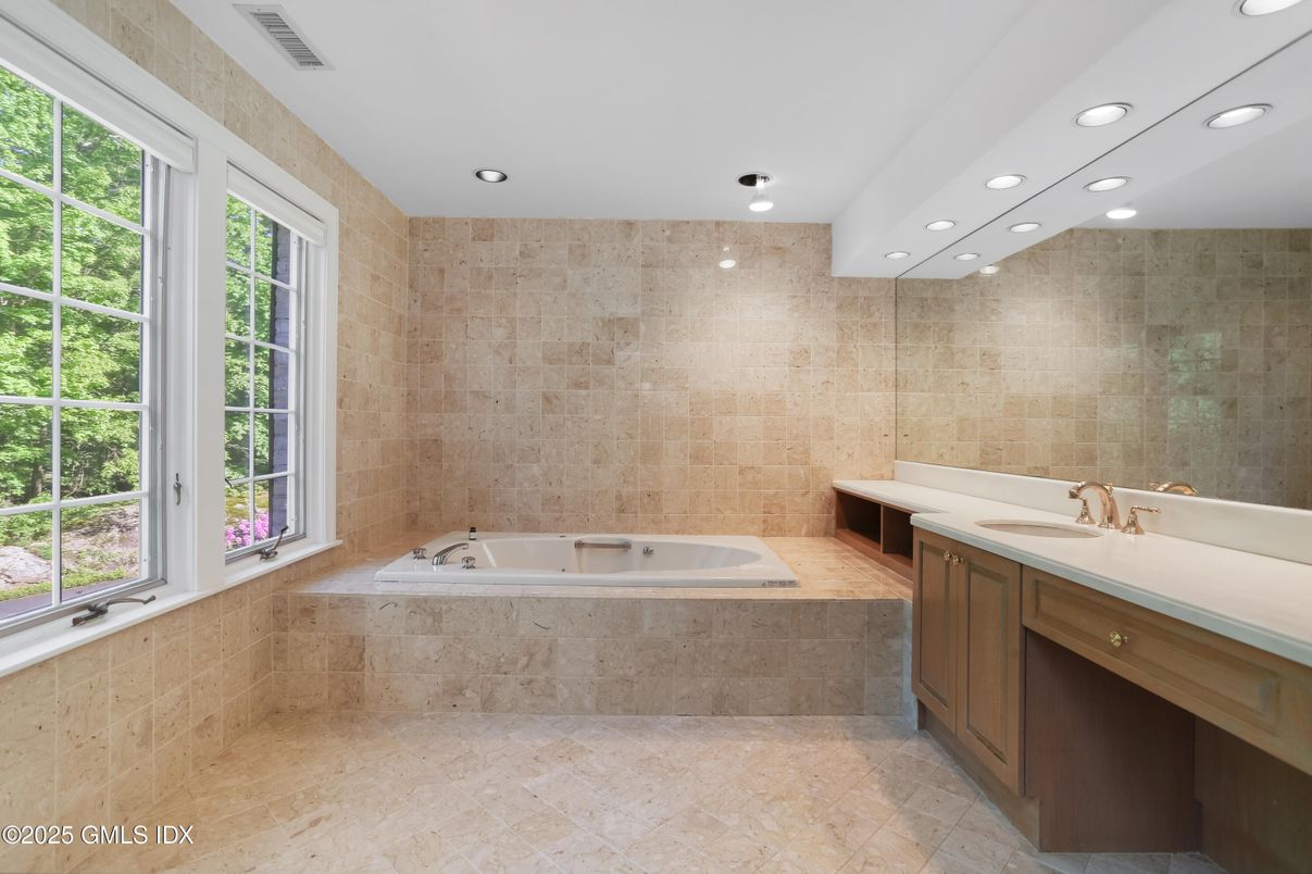 Bathroom, Interior, Recessed Lighting