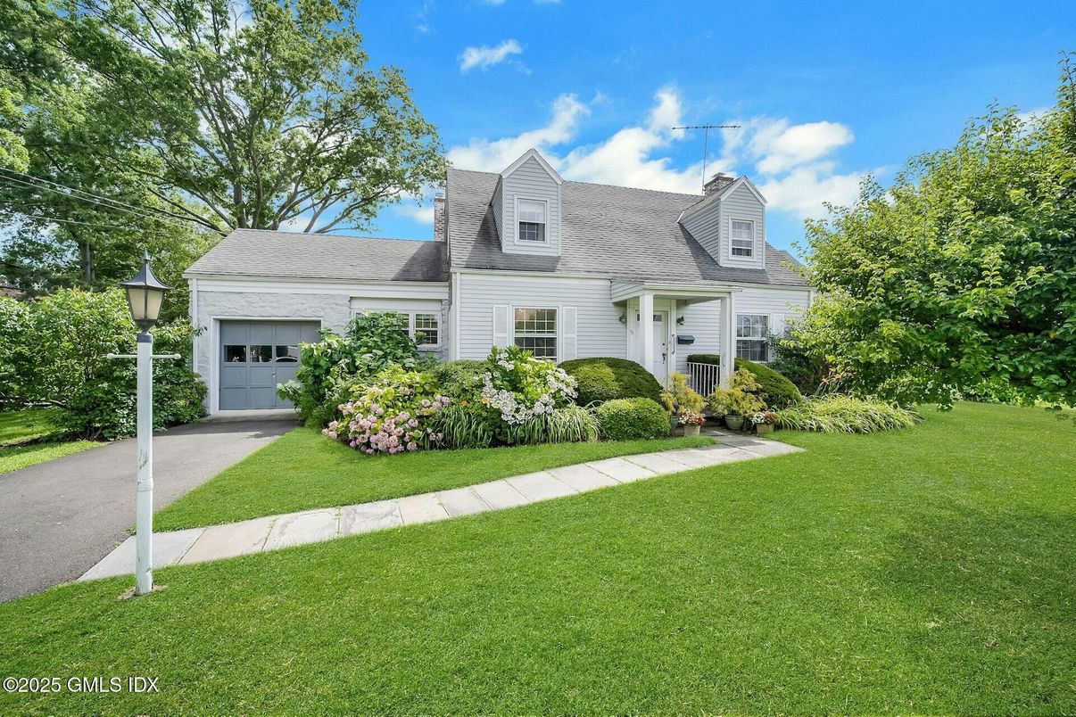 Attached, Exterior, Facade, Cape Cod