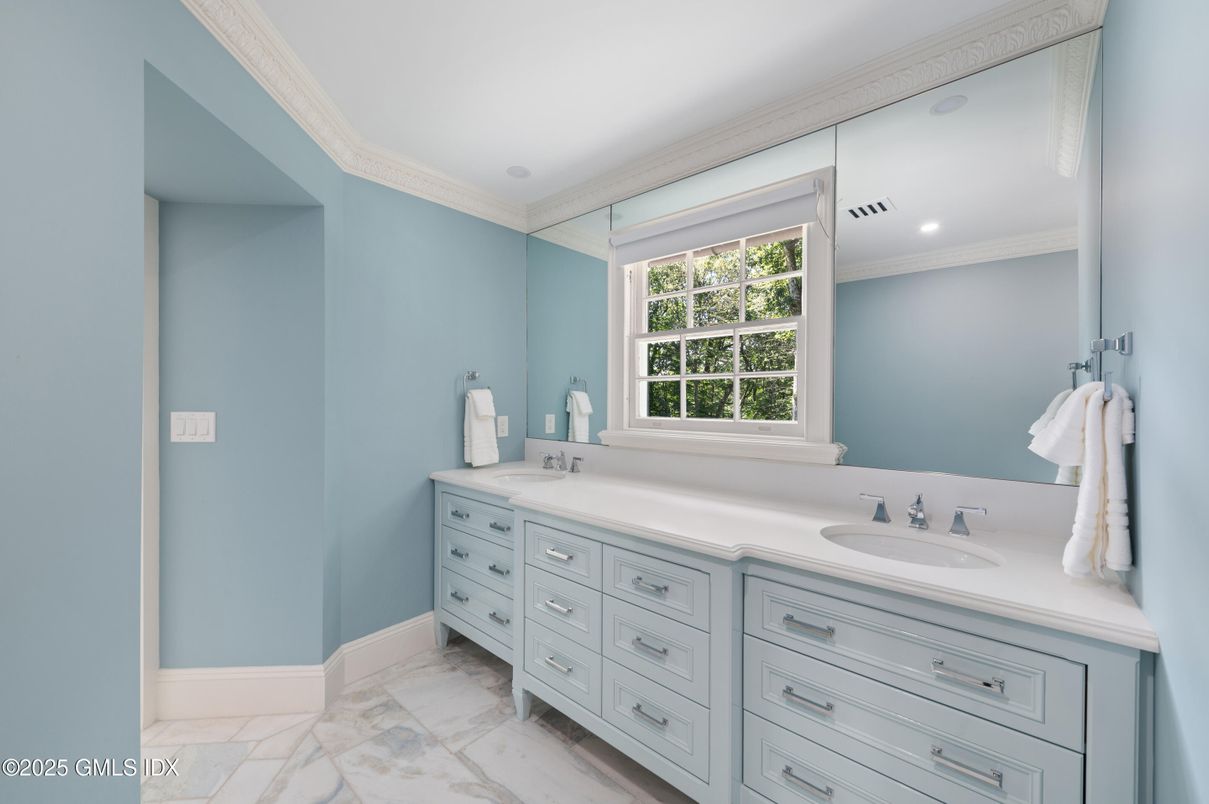 Bathroom, Dual Sink Vanities, Interior, Recessed Lighting