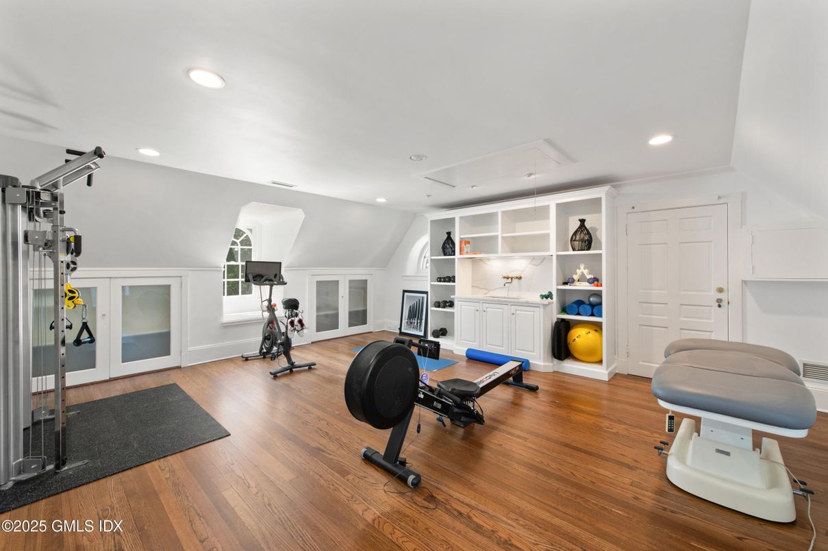 Fitness Equipment, Interior, Recessed Lighting, Wood Texture Flooring