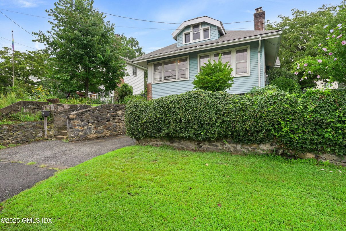 Attached, Exterior, Facade, American Foursquare
