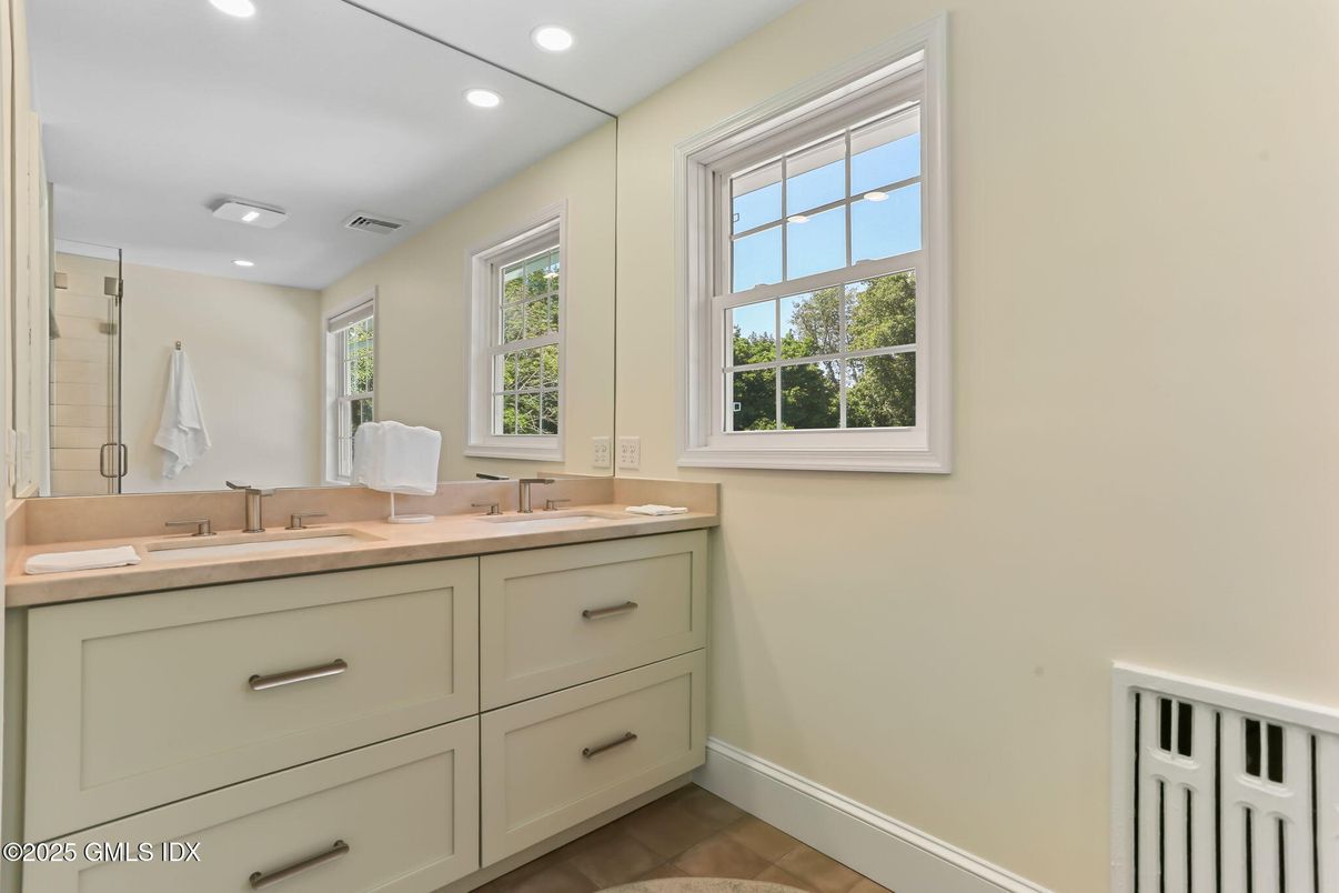 Bathroom, Dual Sink Vanities, Interior, Recessed Lighting