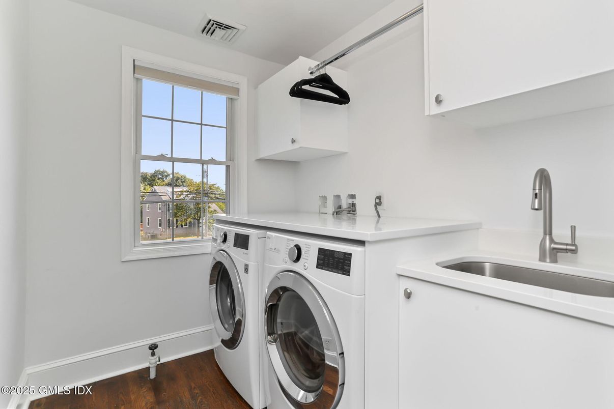 Interior, Washer, Wood Texture Flooring